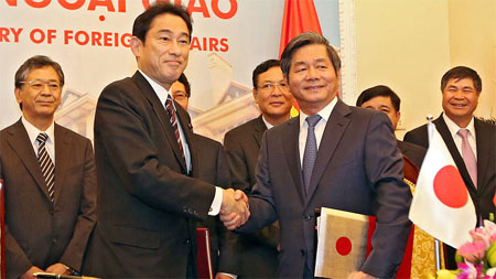 Bộ trưởng Bộ kế hoạch - Đầu tư Bùi Quang Vinh và Bộ trưởng Bộ Ngoại giao Nhật Bản Fumio Kishida ký công hàm trao đổi về khoản viện trợ không hoàn lại phi dự án lại cho dự án đảm bảo an toàn hàng hải.